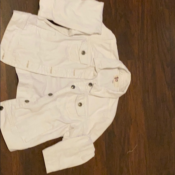 A jean jacket with silver looking buttons - Picture 2 of 2